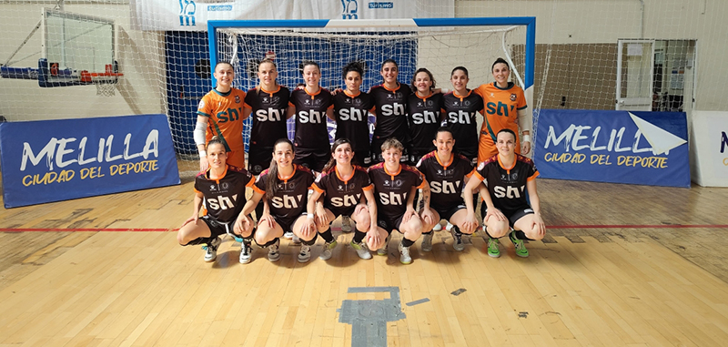 Alt: Las jugadoras del STV Roldán posan en el pabellón Imbroda
