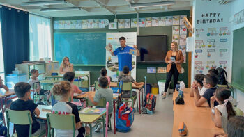 Alumnos de primaria escuchan atentos a las expliaciones