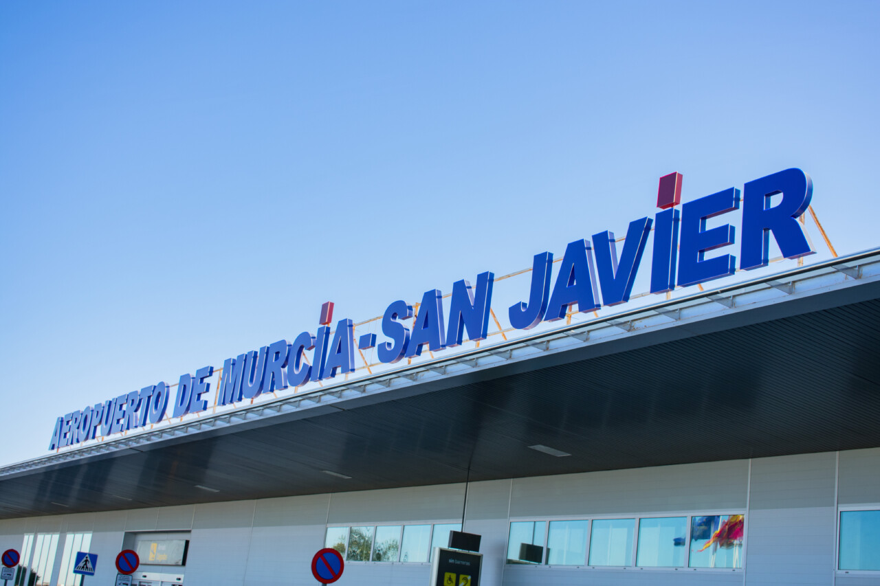 Imagen frontal del antiguo aeropuerto de San Javier, cerrado desde 2019.