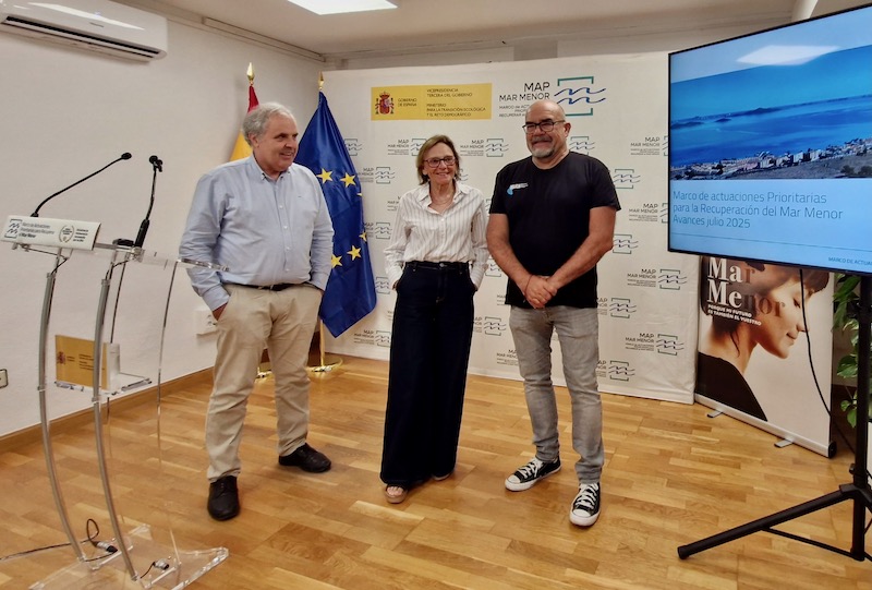 Francisca Baraza con el biólogo Juan Manuel Ruiz (dcha) y el El jefe de la Oficina de Planificación Hidrológica de la CHS, Jesús García (izqda)
