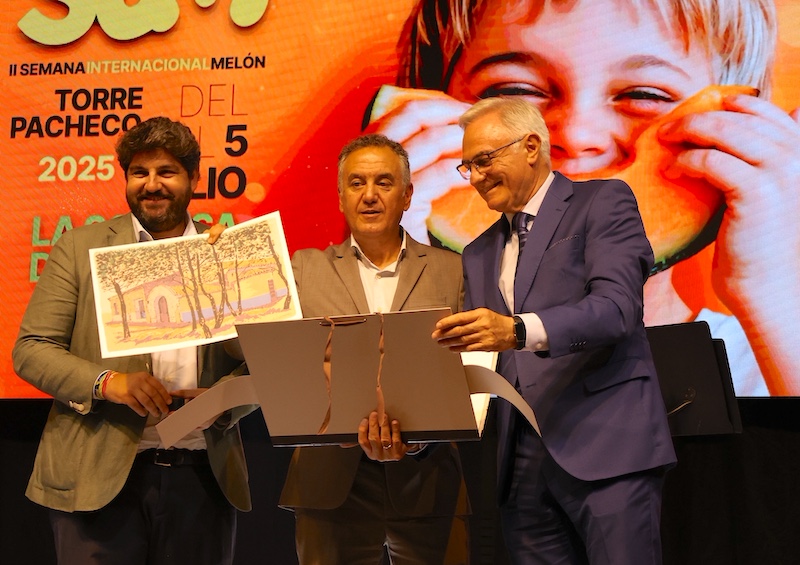 Brasero escoltado por el presidente López Miras y el alcalde Pedro Ángel Roca