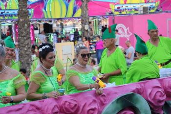 Disfraces veraniegos en el desfile de carrozas Disfraces veraniegos en el desfile de carrozas