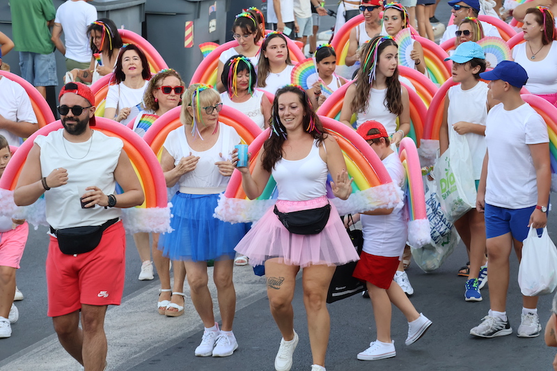 Ganas de diversión desenfadada en el desfile de carrozas pinatarense