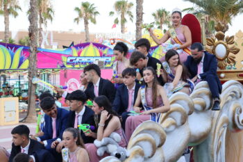 Los jóvenes de la corte de honor festiva, en su carroza Los jóvenes de la corte de honor festiva, en su carroza