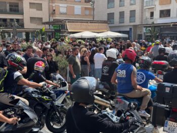 Motoristas, familiares, amigos y vecinos llena la plaza de San Javier Motoristas, familiares, amigos y vecinos llena la plaza de San Javier