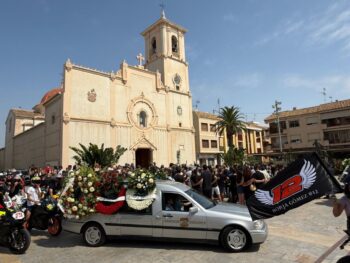 Banderas, motos y cientos de amigos en el adiós a Borja Gómez