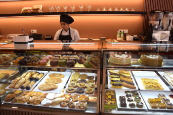 Un mostrador de bocados dulces y salados de elaboración propia