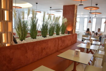La sala de la cafetería, con colores intensos y un cómodo sofá