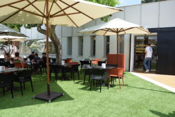 La terraza del bar restaurante, en el parque Almansa, junto al Teatro de Invierno La terraza del bar restaurante, en el parque Almansa, junto al Teatro de Invierno
