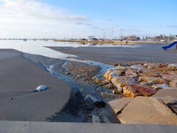 Las lluvias han abierto surcos en las playas y arrastrado arena al fondo del mar