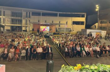 El público llenó la plaza de Pedro Jiménez para escuchar el pregón de Brasero