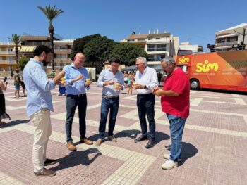 El alcalde de Torre Pacheco (2ºdcha), Pedro Ángel Roca, junto a varios concejales, degustan el auténtico melón pachequero