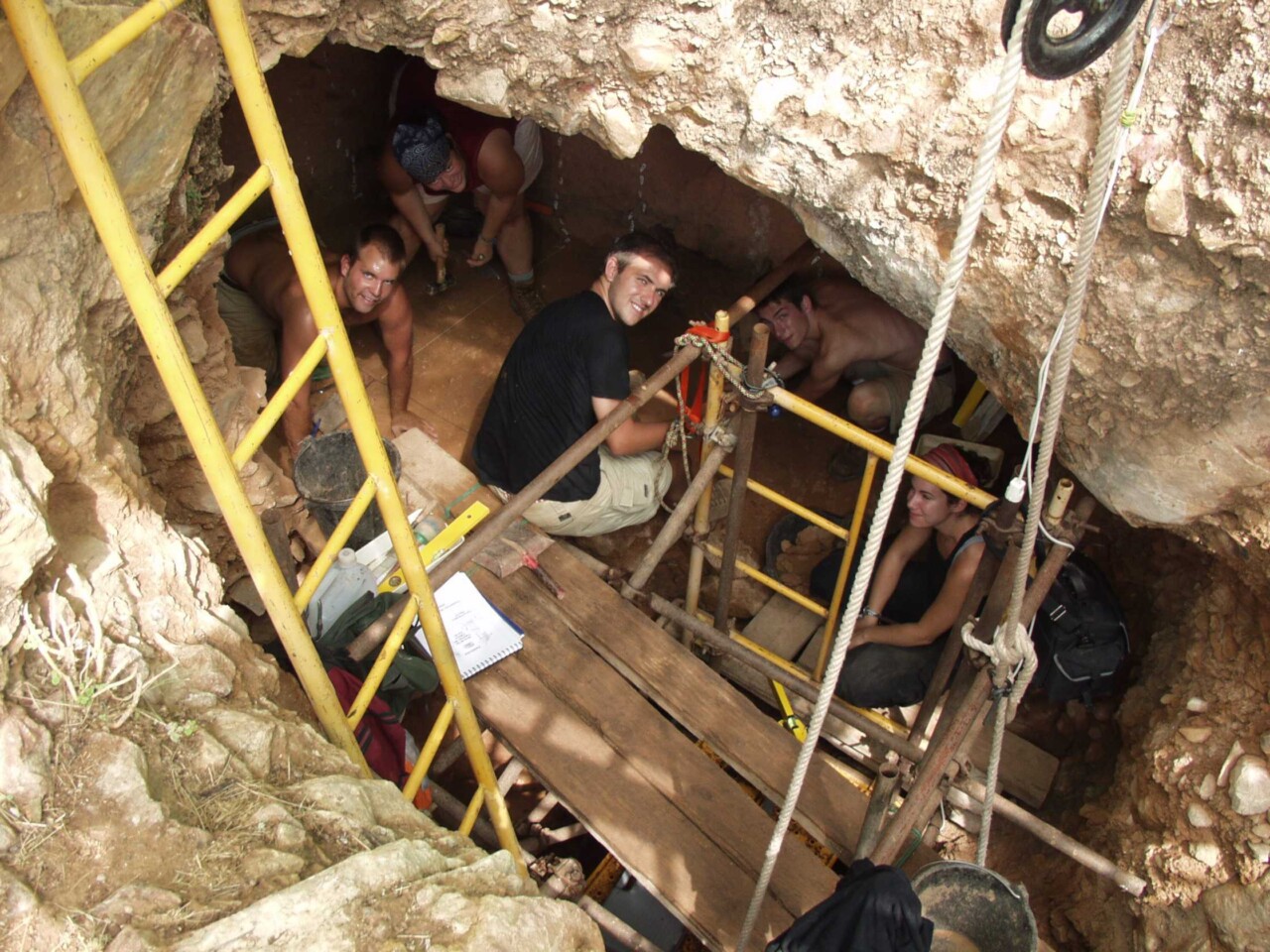 El andamio de la Sima de las Palomas ya no ofrece seguridad a los arqueólogos