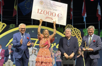 Carmen Carmona con el premio en metálico Carmen Carmona levanta el talón con el premio en metálico.