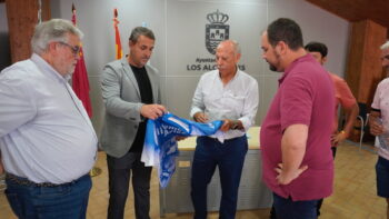 El presidente del del Club de Fútbol Deportivo Marítimo hace entrega de una camiseta al alcalde de Los Alcázares