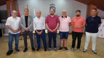 Directivos del Deportivo Marítimo posan con el alcalde y concejal de deportes de Los Alcázares