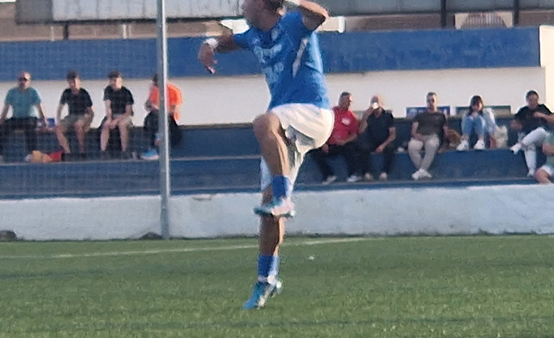Jugador de fútbol en el estadio Pitin de San Javier