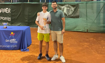Milo Martinez posa con el trofeo de campón del Rankiing del Club de Tenis San Javier El campeón del Ranking, Milo Martinez, con Gonzalo Rio