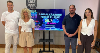Mario Pérez Cervera, alcalde de Los Alcázares, y Claudia Múñoz, concejala de juventud, posan con los responsables de Solmarket