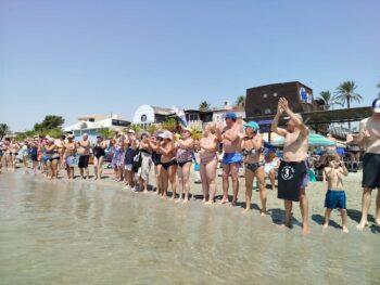 El Abrazo al Mar Menor en la orilla de La Puntica (San Pedro del Pinatar)