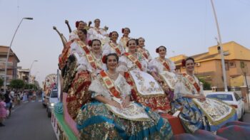 La carroza de la corte huertana por el centro de Los Alcázares