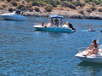Barcos fondeados en la isla del Ciervo a la espera de la rave náutica