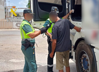 Los agentes hacen la prueba de alcoholemia al conductor detenido