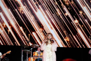 Gloria Gaynor ayer en el escenario de Sal de Música, en San Pedro del Pinatar