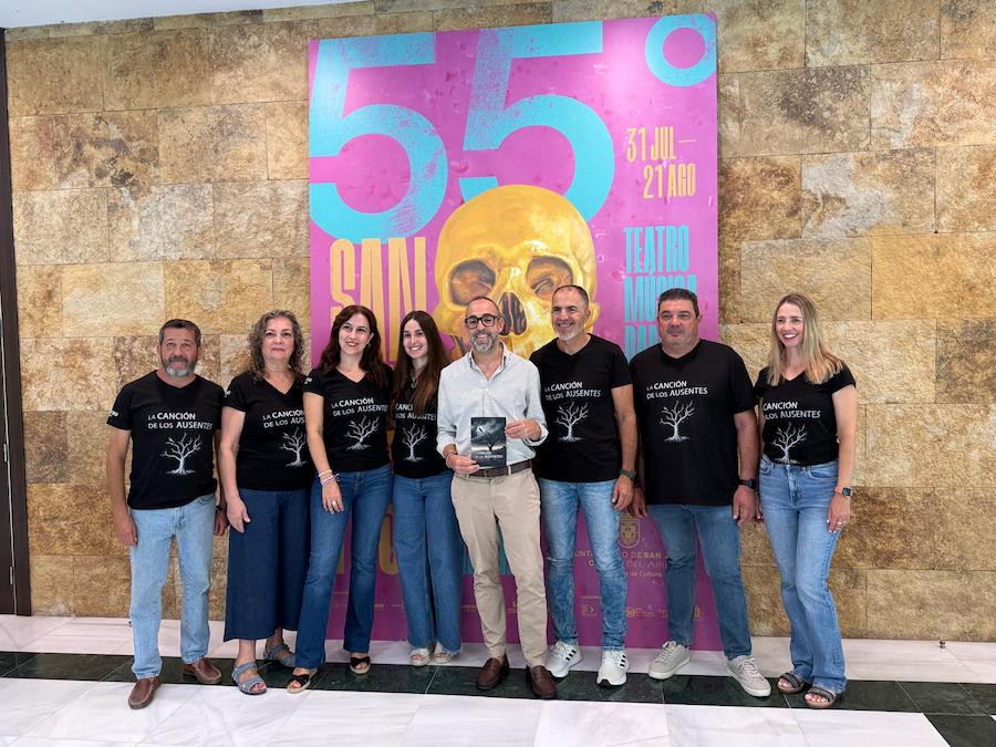 El concejal de Cultura, David Martínez, con el grupo de teatro San Javier