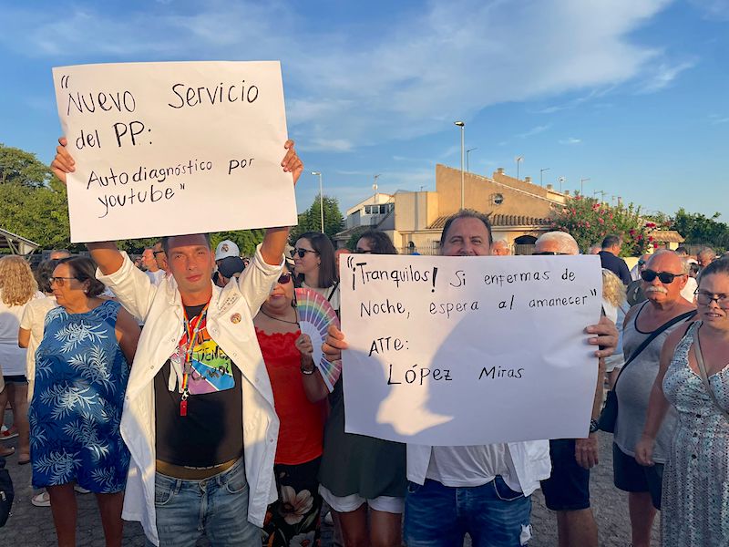 Pancartas en la manifestación de Los Alcázares