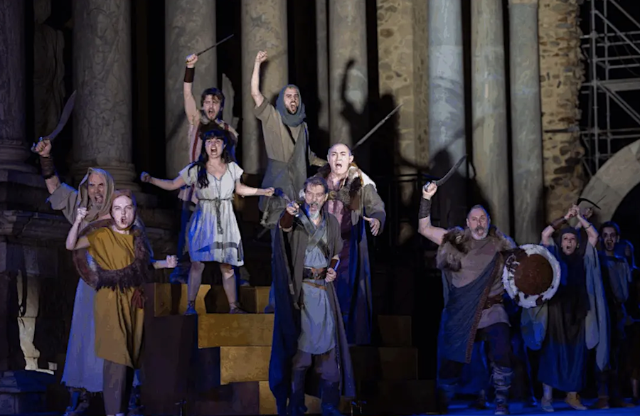 Una escena coral de 'Numancia', en su estreno en Mérida