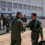 El coronel director de la AGA, Luis Felipe González Asenjo, felicita al comandante Gonzalo López