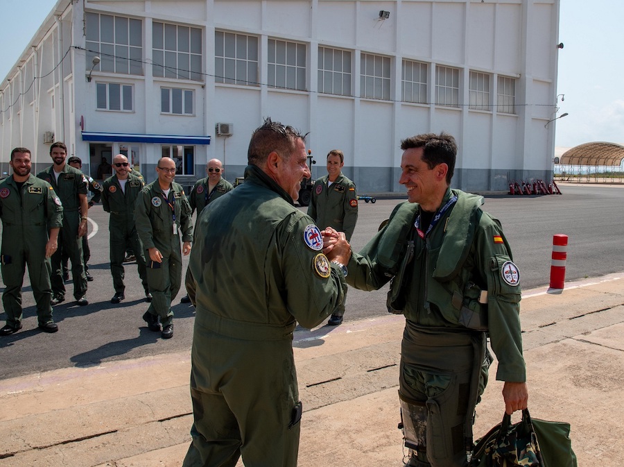 El coronel director de la AGA, Luis Felipe González Asenjo, felicita al comandante Gonzalo López