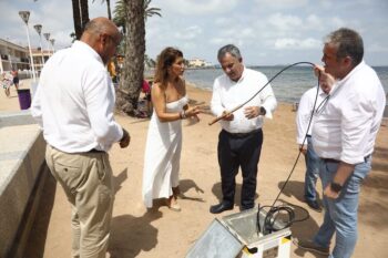El consejero Vázquez comprueba los equipos sensores en la costa de Mar de Cristal