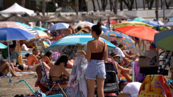 Nube de sombrillas en las playas de Los Alcázares