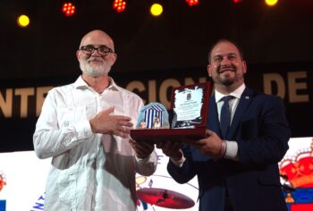 El dibujante Puebla con el alcalde, Mario Pérez Cervera