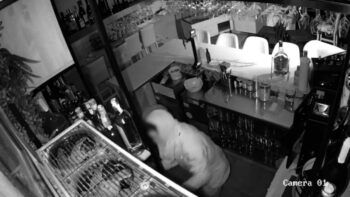 Imagen de una cámara de seguridad de un bar asaltado por el detenido