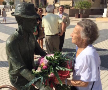 La viuda de Saza, Carmen, observa de cerca la escultura del actos con el que compartió su vida
