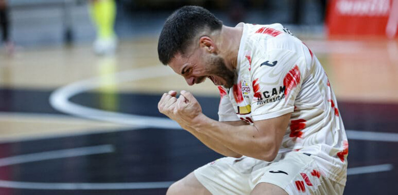 Jugador de El Pozo en uno de sus partidos