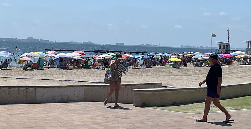 Sombrillas en la playa de Santiago de la Ribera