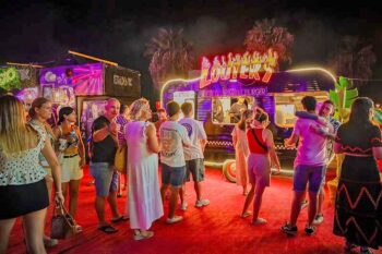 Personas esperan para degustar platos especiales en un food truk´´