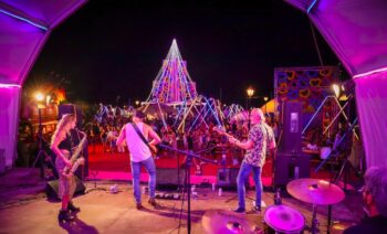 Músicos actuando en el evento Solmarket