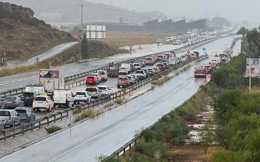 Vista de la autovía de La Manga con las retenciones ocasionadas por las bolsas de agua. MeteoCartagena.