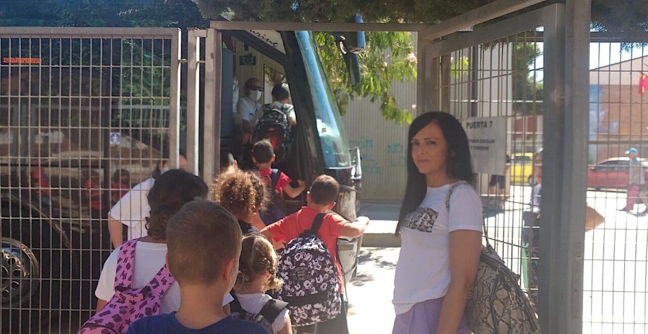 Alumnos de Los Antolinos suben al bus escolar