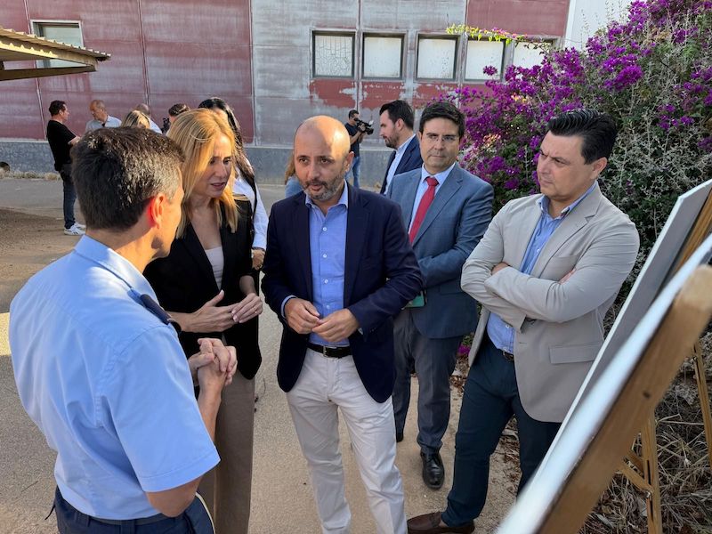 El coronel González habla con la consejera López Aragón, el director del INFO y el alcalde de San Javier