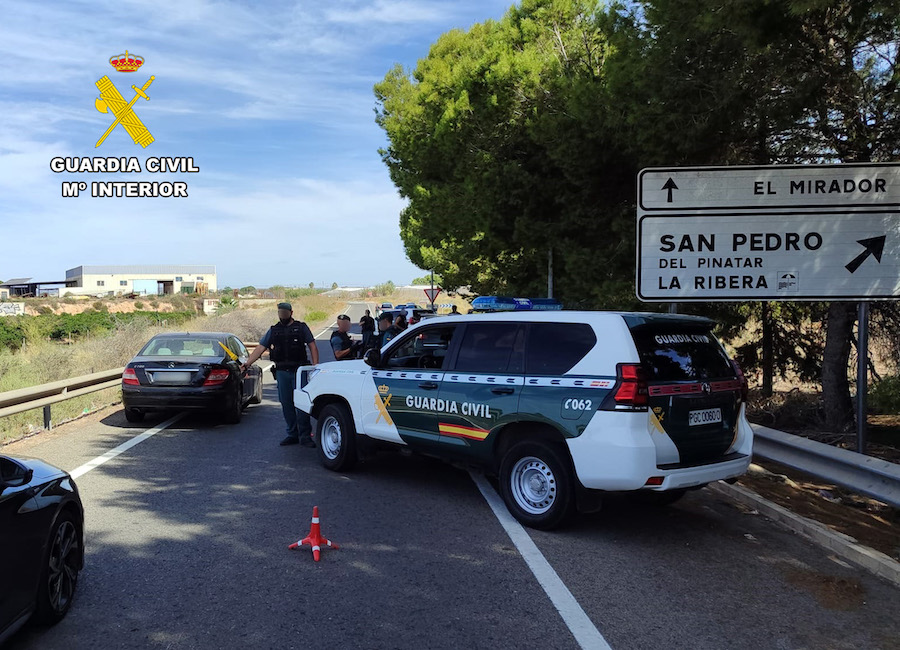 Control de la Guardia Civil en un acceso a la comarca del Mar Menor