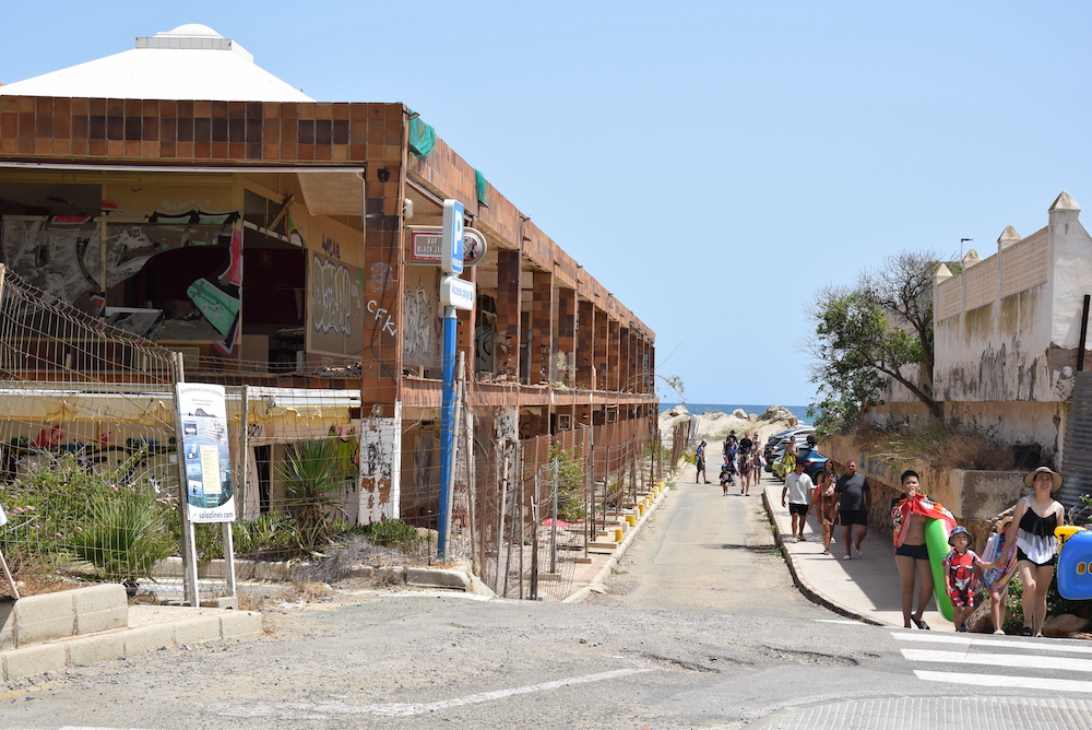 Turistas caminan junto a las ruinas de las galerías del Doblemar este verano