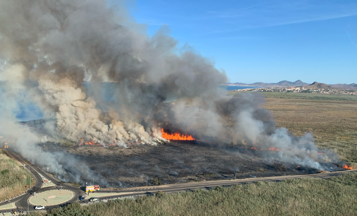 Imagen del fuego en el Carmolí, del CEIS Cartagena