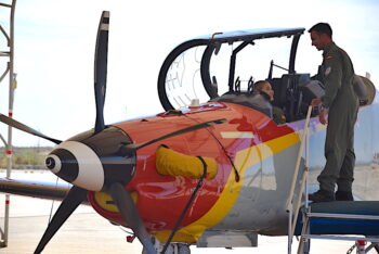 La Princesa Leonor a bordo del Pilatus con el comandante Alberto Guzmán