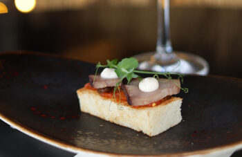 Brioche de escalibada tostada con bonito ahumado y mahonesa de brasas, de La Tropical